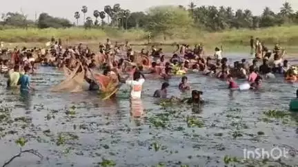மேலூர்: பூலான்குட்டு கண்மாயில் பாரம்பரிய முறைப்படி நடைபெற்ற மீன்பிடித் திருவிழா- போதிய மீன்கள் கிடைக்காததால் ஏமாற்றம்