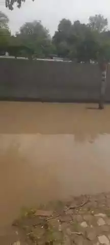 naale  nahi ho rage hai saaf rod par bhar rha  hai  paani  


bilpur  rod  station  ke paas  chotu  kirna  store  ke.