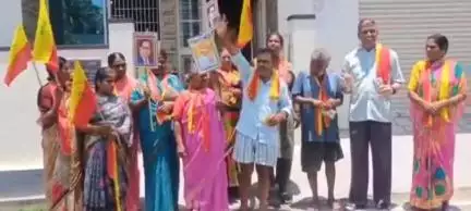 ಶ್ರೀರಂಗಪಟ್ಟಣ: ಮದ್ಯದ ಬೆಲೆ ಏರಿಕೆ ಖಂಡಿಸಿ ಮಂಡ್ಯ ರಕ್ಷಣಾ ವೇದಿಕೆ ಕಾರ್ಯಕರ್ತರು ಪಟ್ಟಣ ಅಬಕಾರಿ ಕಛೇರಿಯ ಮುಂದೆ ಪ್ರತಿಭಟನೆ