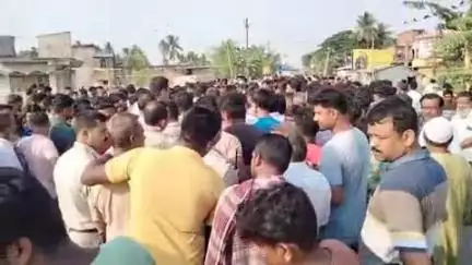 বারাসত ২: খড়িবাড়ি এলাকায় প্রাতঃভ্রমণে বেরিয়ে মাটির গাড়ির ধাক্কায় মৃত্যু ব্যক্তির, প্রতিবাদে পথ অবরোধ করে বিক্ষোভ স্থানীয়দের