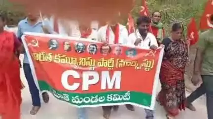 మోతే: మోతే కార్యాలయం ఎదుట అర్హులైన వారికి ఇందిరమ్మ ఇండ్లు మంజూరు చేయాలని ధర్నా