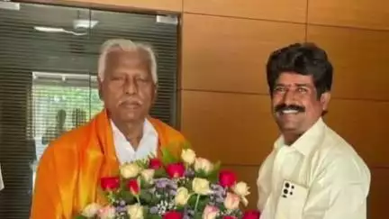 சூளகிரி: வேப்பனஹள்ளி MLA அலுவலகத்தில்  நேற்று முன்தினம் அதிமுகவில் இணைந்தவர்கள் MLA கே.பி.முனுசாமியிடம் வாழ்த்து பெற்றனர்