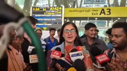 ஆலந்தூர்: இந்தியா பாகிஸ்தான் போர் - மனிதநேயம் வெற்றி பெற வேண்டும் - விமான நிலையத்தில் நடிகை சிம்ரன் பரபரப்பு பேட்டி
