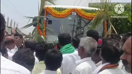 శాలిగౌరారం: శాలిగౌరారం మండల కేంద్రంలో నూతన ఆర్టీసీ బస్సును ప్రారంభించిన ఎంపీ చామల కిరణ్ కుమార్ రెడ్డి, ఎమ్మెల్యే మందుల సామేల్‌