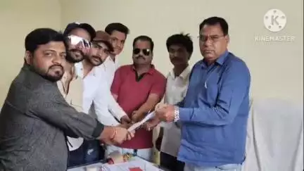 बकानी: बकानी कस्बे में युवाओं ने पाकिस्तान के खिलाफ युद्ध में शामिल होने को लेकर बकानी तहसीलदार को सौंपा ज्ञापन