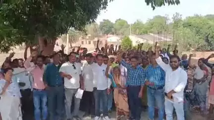 कुरडेग: कुरडेग में झारखंड मुक्ति मोर्चा ने ग्रामीणों और प्रखंड समिति के साथ बैठक की, लोगों की समस्याएं सुनीं