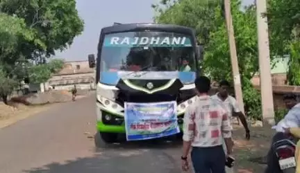 पाकुड़िया: पाकुड़िया से 40 छात्रों की बस बीपीओ ने शैक्षणिक भ्रमण के लिए गिरीडीह के लिए रवाना की