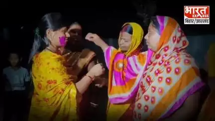 पुरुषोत्तमपुर गांव में महिलाओं के द्वारा एक दूसरे को महिलाओं को लगाकर हर्ष व्यक्त किया