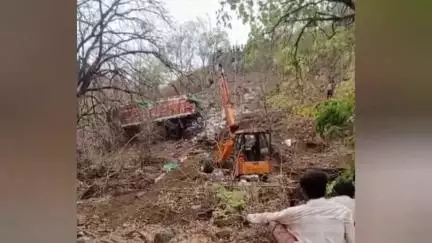 अक्राणी: आक्राणी घाटात अपघातग्रस्त ट्रक काढण्यासाठी आलेल्या क्रेनचा अपघात ; घटनेचा थरारक व्हिडिओ #व्हायरल व्हिडिओ