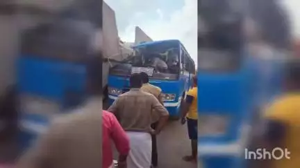 വർക്കല: മുക്കടയിൽ പാലത്തിന്റെ മുകളിൽ നിന്ന ക്രെയിനിന്റെ ബക്കറ്റ് ബസിന് മുകളിൽ പതിച്ച് അപകടം, നിരവധി പേർക്ക് പരിക്ക്