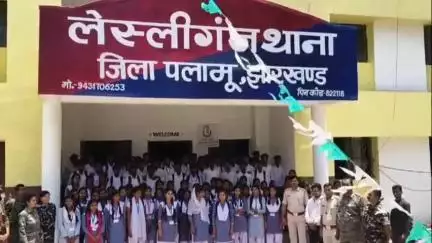 लेस्लीगंज: लेस्लीगंज थाना प्रभारी ने स्कूली बच्चों को डायल 112, सड़क सुरक्षा और अपराध रोकथाम के बारे में जागरूक किया