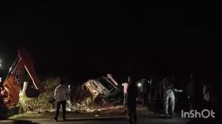 तिसरी: तम्भाचक में शादी समारोह में जा रही डीजे गाड़ी गड्ढे में गिर गई, पुलिस ने गाड़ी जब्त की