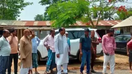 লক্ষীপুৰ: চাকলি চাৰিআলিত চলি থকা  পথৰ কাম পৰিদৰ্শন কৰে বিধায়ক আফতাৱ উদ্দিন মোল্লাই