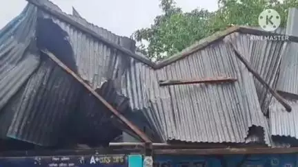 পূব যোৰহাট: পুৱতি নিশা আৰু আজি দিনৰ ভাগত অহা এজাক ধুমুহাই তচনচ কৰিলে ৰজাবাৰী পুখুৰীপৰীয়াত,বিদ্যালয়ৰ পাঠদান বন্ধ,বিদ্যুত সেৱা ব্যাহত