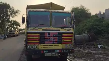 ઘોઘા: ઘોઘા  ભૂંભલી રોડ ઉપરથી ગેરકાયદેસર રેતી ભરેલ ડમ્પરને ભાવનગર ખાણ ખનીજ વિભાગ દ્વારા ઝડપી લઇ કાયદેસર ની કાર્યવાહી કરાઈ