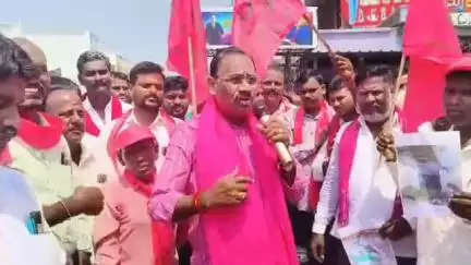 మునుగోడు: గత ప్రభుత్వ హయాంలో శంకుస్థాపన చేసిన శిలాఫలకాలను తొలగించడాన్ని నిరసిస్తూ బీఆర్ఎస్ పార్టీ ఆధ్వర్యంలో నిరసన