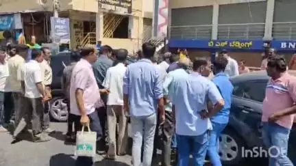 ಆಲೂರು: ಪಟ್ಟಣದ ಎಸ್‌ಬಿಐ ಬ್ಯಾಂಕ್ ಎದುರಿನ ಬಿ.ಎಂ ರಸ್ತೆಯಲ್ಲಿ ಕಾರುಗಳ ಸರಣಿ ಅಪಘಾತ