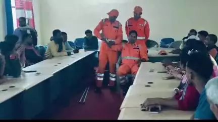 कान्हाचट्टी: कान्हाचट्टी प्रखंड कार्यालय में एनडीआरएफ ने आम लोगों को एक दिवसीय प्रशिक्षण दिया