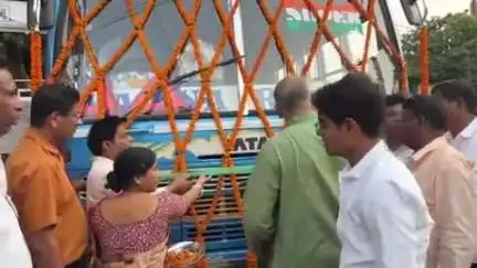 ইলামবাজার: ইলামবাজার ব্লক তৃণমূল কংগ্রেস পার্টি অফিস থেকে হীরক ট্রাভেলস নতুন বাসের সূচনা করলেন মন্ত্রী চন্দ্রনাথ সিনহা