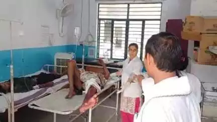 मशरक: लखनपुर में तिलक समारोह में जा रहे बाइक सवार की अनियंत्रित ट्रक की चपेट में आने से एक की मौत, एक घायल