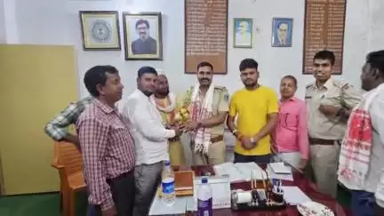 जरीडीह: जरीडीह थाने में नए थानेदार विपिन चंद्र महतो का JLKM के सदस्यों ने किया स्वागत, थानेदार ने अपराधियों पर रखने की कही बात