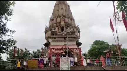 श्रद्धालुओं ने मंदिर में पूजा अर्चना कर मनाया मोहिनी एकादशी का पर्व,, महिलाओ ने उपवास रखकर मांगी मन्नते
