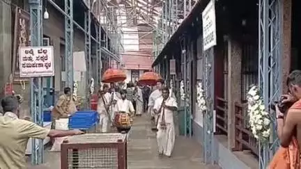 ಅನ್ನಪೂರ್ಣೇಶ್ವರಿ ದೇವಾಲಯಕ್ಕೆ ಭೇಟಿ ನೀಡಿ, ವೆಂಕಟಸುಬ್ಬಾ ಜೋಯಿಸ್ ದಂಪತಿ ಕಂಚಿನ ಪುತ್ಥಳಿ ಅನಾವರಣ ಮಾಡಿದ ರಾಜ್ಯಪಾಲರು