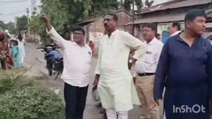 উলুবেড়িয়া ১: উলুবেড়িয়া পৌরসভা গরুহাটা পানীয় জলে মেরামতী কাজে পরিদর্শনে উপস্থিত পৌর প্রধান অভয় কুমার দাস