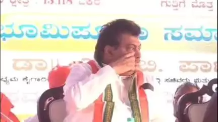 ಬಬಲೇಶ್ವರ: ಫಲಪುಶ್ಪದ ಮೂಲಕ ನಿಡೋಣಿ ಗ್ರಾಮದಲ್ಲಿ ಸಚಿವ ಎಂ ಬಿ ಪಾಟೀಲ್ ಗೆ ತುಲಾಭಾರ ಮಾಡಿದ ಗ್ರಾಮಸ್ಥರು ಹಾಗೂ ರೈತರು