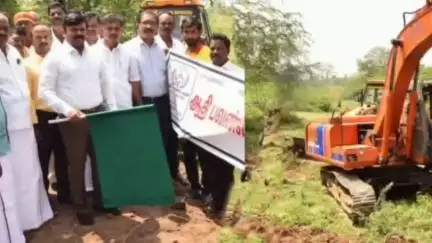 நல்லம்பள்ளி: இண்டூர் பெரிய ஏரி தூர்வரும் பணியினை மாவட்ட ஆட்சியர்  கொடியசைத்து துவக்கி வைத்தார்