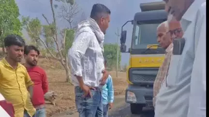 धनोरा: धनोरा के गुधना गवरी ग्राम में सड़क निर्माण की जांच के लिए अधिकारी पहुंचे