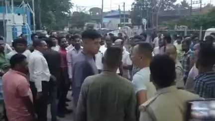 নকশালবাড়ি: পুলিশি প্রভাব খাটিয়ে এক অটো চালককে বিনা দোষে আটকের অভিযোগ তুলে বাগডোগরা থানা ঘেরাও করে বিক্ষোভ সিটি অটো চালকদের