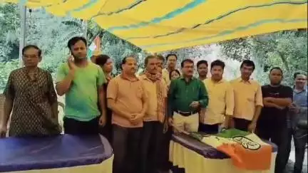 পটাশপুর ১: চিস্তিপুরভেড়ী বুথের ১০ টি পরিবার BJP ছেড়ে তৃণমূল কংগ্রেসে যোগদান করে,আজ দলীয় পতাকা তুলে দেন ব্লক তৃণমূল সভাপতি