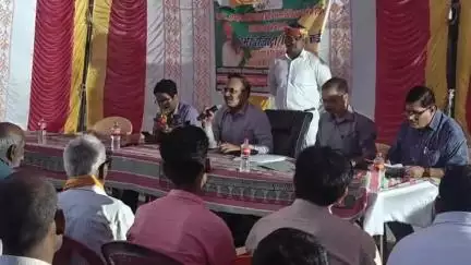 सैफई: छिमारा गांव में डीएम की अध्यक्षता में लगाई गई ग्राम चौपाल, किसान रजिस्ट्रेशन के लिए किया गया जागरूक