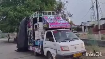 अरथूना: अरथूना थाना पुलिस ने नकाबंदी के दौरान तेज आवाज वाले दो डीजे वाहनों को किया जब्त, दो जनों को किया गिरफ्तार