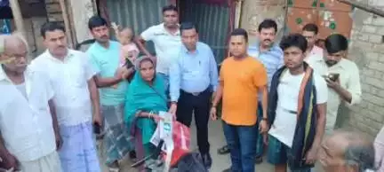 बरहरुवा: बीस सूत्री अध्यक्ष अशोक दास ने शुक्रवासिनी गांव के परिवारों से मुलाकात कर राहत सामग्री का वितरण किया