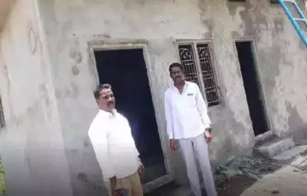 దోమకొండ: దోమకొండ మండలంలో మోడల్ ఇందిరమ్మ ఇంటి నిర్మాణాల్ని పరిశీలించిన దోమకొండ ఎంపీడీవో ప్రవీణ్ కుమార్