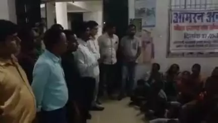 चितरपुर: गोला अंचल कार्यालय में झामुमो जिलाध्यक्ष के पहल पर सीओ से वार्ता के बाद 33 घंटे का आमरण अनशन समाप्त