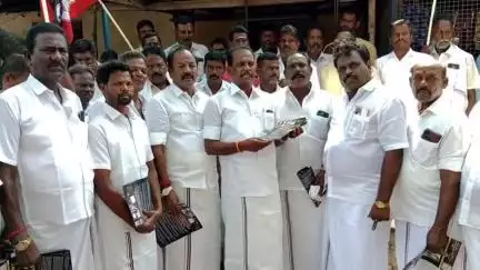 செய்யூர்: சூனாம்பேடு பகுதியில் அதிமுக வின் 10 ஆண்டு சாதனைகளை அடங்கிய துண்டு பிரசுரங்கள் பொது மக்களுக்கு வழங்கப்பட்டது