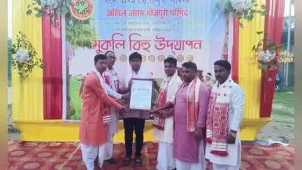 নাহৰকটীয়া: দৈনিক বজাৰত সদৌ অসম ভোজপুৰী পৰিষদে অনুষ্ঠিত কৰা মুকলি বিহু উদযাপনত উপস্থিত বিধায়ক তৰংগ গগৈ