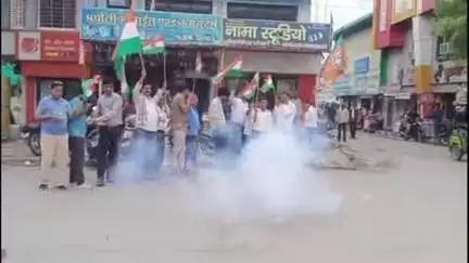देवली: ऑपरेशन सिंदूर के बाद देवली में लोगों ने तिरंगे के साथ आतिशबाजी की, भारतीय सेना जिंदाबाद के लगे नारे
