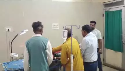छोटी सरवन: फेपर गांव में शादी समारोह में डिजे गाड़ी के पास बिनोले ने चल रहे किशोर को पैर पर लगी चोट, एमजी अस्पताल में उपचार जारी