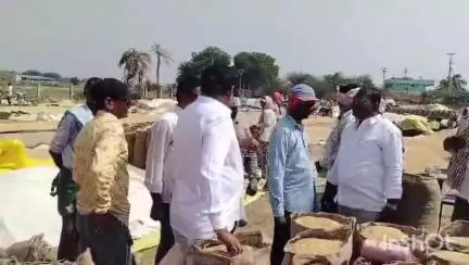 హసన్​పర్తి: వంగపహాడ్ లో ధాన్యం కొనుగోలు సెంటర్ ను పరిశీలించిన మాజీ మంత్రి, రైతులను ఆదుకోవాలని డిమాండ్