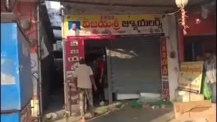 దామరచర్ల: మండల కేంద్రంలోని విజయ శ్రీ జువెలరీ షాప్ లో అర్ధరాత్రి తాళాలు పగలగొట్టి 30 తులాల బంగారాన్ని కాజేసిన దొంగలు