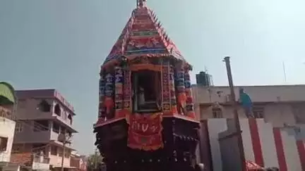 பவானி: கூடுதுறையில் சித்திரை மாத திருவிழாவை ஒட்டி ஸ்ரீதேவி பூதேவி சமேத ஸ்ரீ ஆதிகேச பெருமாள் தேரில் வீதி உலா