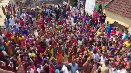 ஆத்தூர்: சாத்தூர் ராமநாயக்கன்பாளையம் பகுதியில் உள்ள முத்து மாரியம்மன் திருக்கோயில் கும்பாபிஷேக விழா கழுகு வட்டம் அடித்ததால் பக்தர்கள் பரவசம்