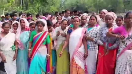 খুমটাই: এসপ্তাহে অন্ধকাৰত ডুব গৈ আছে খুমটাইৰ বৰফলং চাহ বাগিচাবাসী, খুমটাইত এ.পি.ডি চি এলৰ বিৰুদ্ধে তীব্ৰ প্ৰতিবাদ শ্ৰমিক ৰাইজৰ