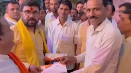 मोहखेड़: बीसापुर में आगजनी की घटना से प्रभावित 5 परिवारों से मिले सांसद विवेक बंटी साहू, प्रदान की ₹10-10 हज़ार की सहायता राशि