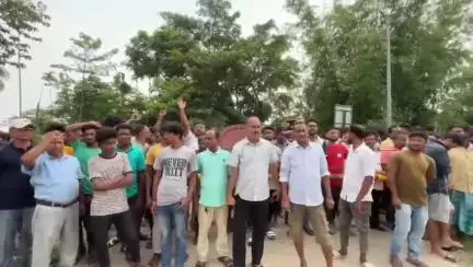 চাৰিদুৱাৰ: ১৮ মাইল-আকাবস্তি সংযোগী বিধ্বস্ত পথ নিৰ্মাণৰ দাবীত ১৮ মাইলত ৰেলৱে বিভাগৰ বিৰুদ্ধে ৰাইজৰ তীব্ৰ প্ৰতিবাদ