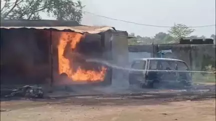 जरीडीह: जैनामोड़ फोरलेन सड़क मार्ग के पास गोदाम में शॉर्ट सर्किट से आग लगी, मारुति वैन और स्कूटी जलकर राख